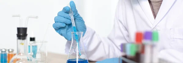 Forskare Bär Blå Kemiska Provrör För Att Förbereda För Bestämning — Stockfoto