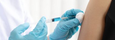 Doktor, virüsün yayılmasını önlemek için kadınlara antibiyotik ya da yeni antikorlar veriyor, bulaşıcı hastalıklara karşı aşı.