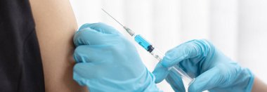 Doktor, virüsün yayılmasını önlemek için kadınlara antibiyotik ya da yeni antikorlar veriyor, bulaşıcı hastalıklara karşı aşı.