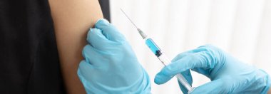 Doktor, virüsün yayılmasını önlemek için kadınlara antibiyotik ya da yeni antikorlar veriyor, bulaşıcı hastalıklara karşı aşı.