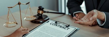 Avukatlar veya danışmanlar mahkeme salonunda çalışır ve şirket dolandırıcılığı, dava ve adalet kavramlarında adalet isteyen müvekkillerle veya şikayetçilerle pazarlık ederler..