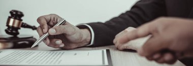 Mahkeme salonunda çalışan avukat veya danışmanlar şu anda şirketin yolsuzluk davalarını soruşturuyor ve müvekkillerine hukuki onay, dava ve adalet kavramını imzalatıyorlar..