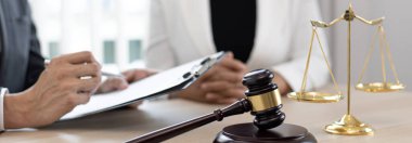 Mahkeme salonunda çalışan avukat veya danışmanlar şu anda şirketin yolsuzluk davalarını soruşturuyor ve müvekkillerine hukuki onay, dava ve adalet kavramını imzalatıyorlar..