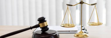 Geçmiş görüntüleri, çekiç hakemleri ve adalet, hukuki teraziler ve hukuki doğruluk kavramının yasal belgeleri.