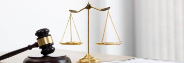 Geçmiş görüntüleri, çekiç hakemleri ve adalet, hukuki teraziler ve hukuki doğruluk kavramının yasal belgeleri.