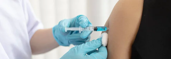 Γιατρός Εμβολιάζει Τις Γυναίκες Αντιβιοτικά Νέα Αντισώματα Για Την Πρόληψη — Φωτογραφία Αρχείου
