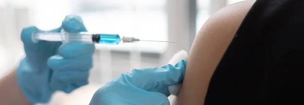 Врач Вакцинирует Женщин Антибиотиками Новыми Антителами Предотвращения Распространения Вируса Вакцинация — стоковое фото