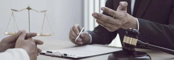 Anwälte Oder Berater Arbeiten Gerichtssaal Und Verhandeln Mit Mandanten Oder — Stockfoto