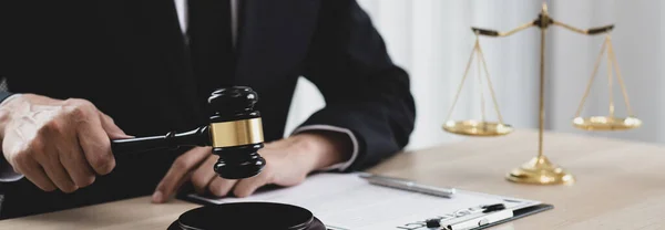 Rechter Een Advocaat Werkt Documenten Rechtszaal Analyseert Verschillende Wetten Voor — Stockfoto