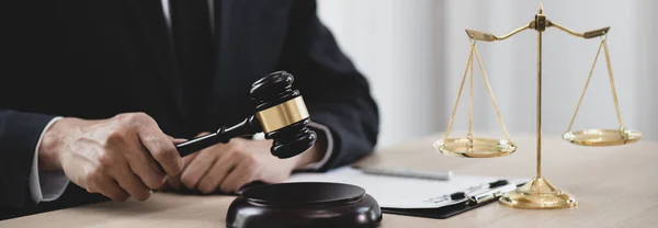 Rechter Een Advocaat Werkt Documenten Rechtszaal Analyseert Verschillende Wetten Voor — Stockfoto