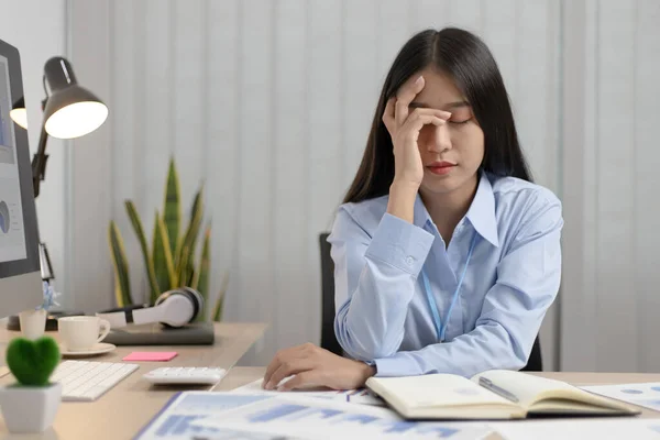 Aziatische Vrouwelijke Stafleden Zijn Teleurgesteld Door Gemaakte Fouten Wanhoop Teleurstelling — Stockfoto