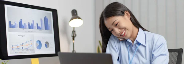 Asiática Funcionária Falando Telefone Trabalhando Laptop Com Rosto Sorridente Trabalho — Fotografia de Stock