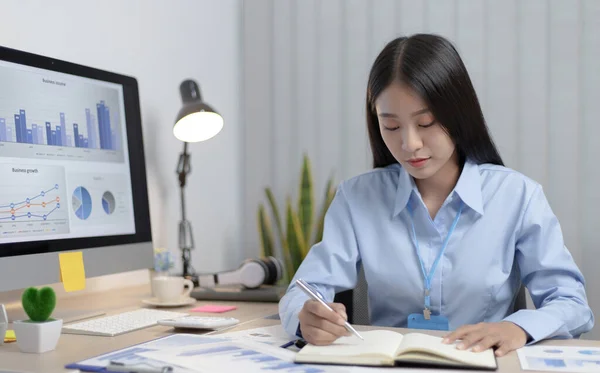 アジアの女子学生は 自分の研究情報をノートに記録しています オンライン学生の概念 — ストック写真
