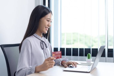 Genç kadınlar internetten alışveriş yapmaktan ve internet üzerinden ödeme yapmak için kredi kartı tutmaktan memnuniyet duyuyorlar..