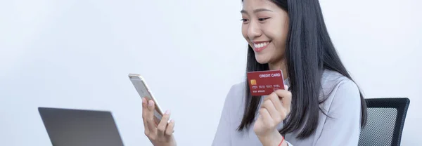 Młode Kobiety Chętnie Robią Zakupy Online Posiadają Karty Kredytowe Dokonywania — Zdjęcie stockowe