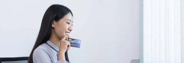 Młode Kobiety Chętnie Robią Zakupy Online Posiadają Karty Kredytowe Dokonywania — Zdjęcie stockowe