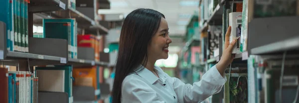 Jonge Aziatische Vrouwen Zijn Zoek Naar Boeken Grote Bibliotheek Van — Stockfoto