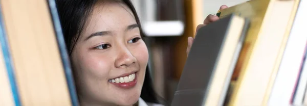 아시아 여성들은 대학의 도서관에서 도서를 있습니다 도서관 컨셉에서 배우고 — 스톡 사진