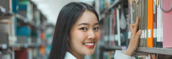 Genç Asyalı Kadınlar Üniversitenin Büyük Kütüphanesinde Kitap Arıyorlar Kütüphanede Öğreniyorlar — Stok fotoğraf