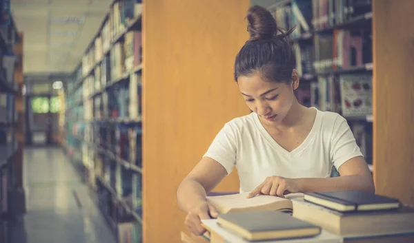 Aziatische Vrouwelijke Studenten Lezen Studeren Bibliotheek Leren Bibliotheek Concept — Stockfoto
