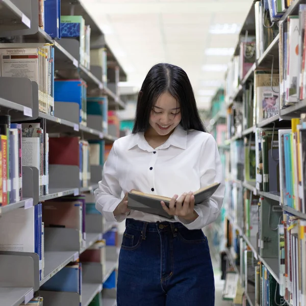 Asiática Estudantes Universitários Sexo Feminino Estão Lendo Estudando Biblioteca Aprendendo — Fotografia de Stock