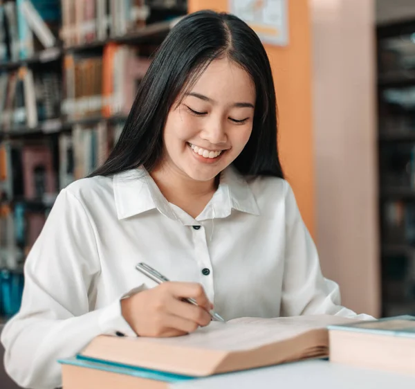 Aziatische Vrouwelijke Studenten Lezen Studeren Bibliotheek Leren Bibliotheek Concept — Stockfoto