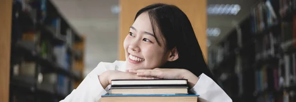 Aziatische Vrouwelijke Studenten Lezen Studeren Bibliotheek Leren Bibliotheek Concept — Stockfoto