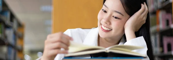 Asiatiska Kvinnliga Högskolestudenter Läser Och Studerar Biblioteket Learning Library Concept — Stockfoto