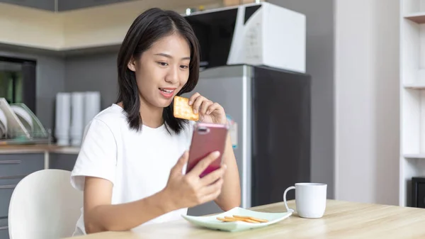 Asiatin Isst Frühstück Mit Crackern Gesundes Vollkorn Und Saft Benutzen — Stockfoto