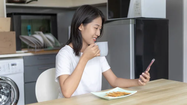 Asiatin Isst Frühstück Mit Crackern Gesundes Vollkorn Und Saft Benutzen — Stockfoto