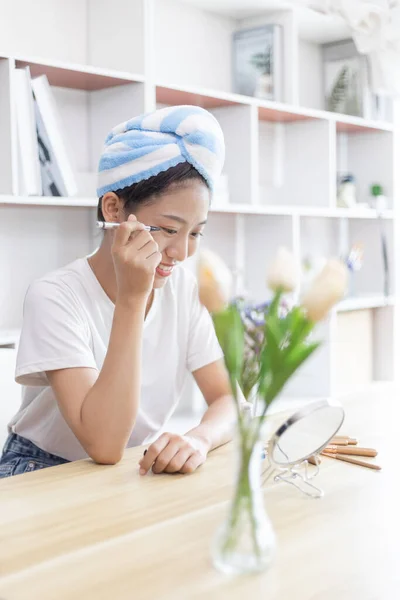 Asiatin Die Ihre Haare Ein Handtuch Steckt Und Sich Schminkt — Stockfoto