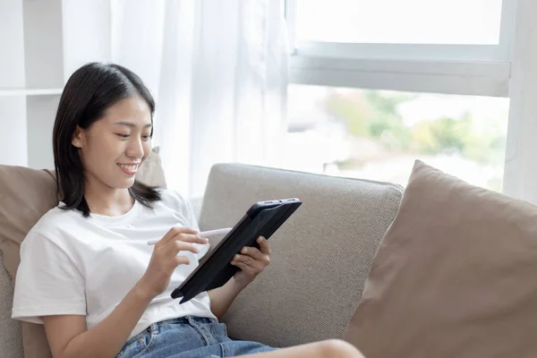 Asiatin Die Mit Einem Tablet Auf Dem Sofa Wohnzimmer Sitzt — Stockfoto