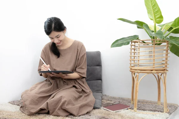 Mujer Asiática Está Trabajando Felizmente Tableta Sala Estar Casa Entretenido — Foto de Stock
