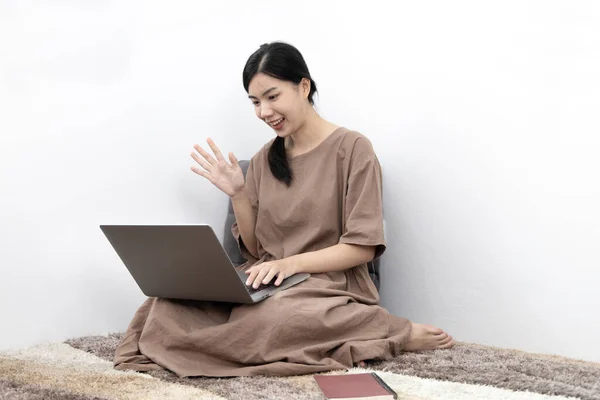 Mujer Asiática Joven Felizmente Usando Computadora Portátil Para Charlar Hablar — Foto de Stock