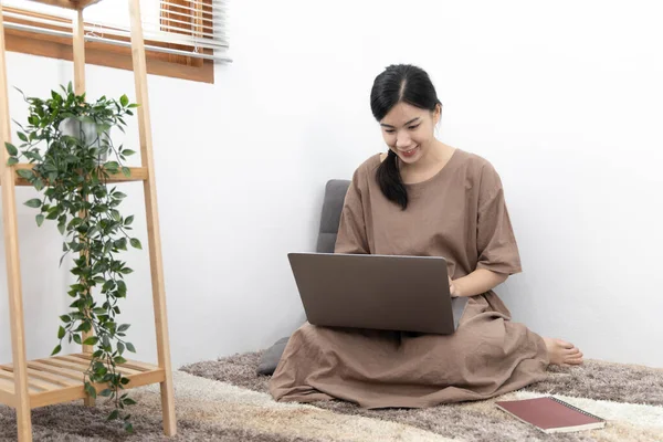 Mujer Asiática Joven Felizmente Usando Computadora Portátil Para Charlar Hablar — Foto de Stock