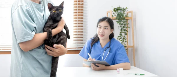 Veterinario Infermiere Animale Sta Controllando Salute Del Gatto Consultando Proprietari — Foto Stock