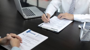 İşveren ya da İnsan Kaynakları bölümü özgeçmişi okuyor ve yeni çalışanların yetenekleri, başvuru sahipleriyle iş görüşmesi, iş görüşmelerinde psikolojinin kullanılması, istihdam ve istihdam kavramları ile görüşüyor.