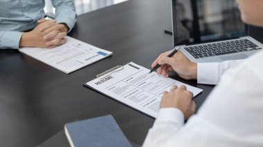 İşveren ya da İnsan Kaynakları bölümü özgeçmişi okuyor ve yeni çalışanların yetenekleri, başvuru sahipleriyle iş görüşmesi, iş görüşmelerinde psikolojinin kullanılması, istihdam ve istihdam kavramları ile görüşüyor.