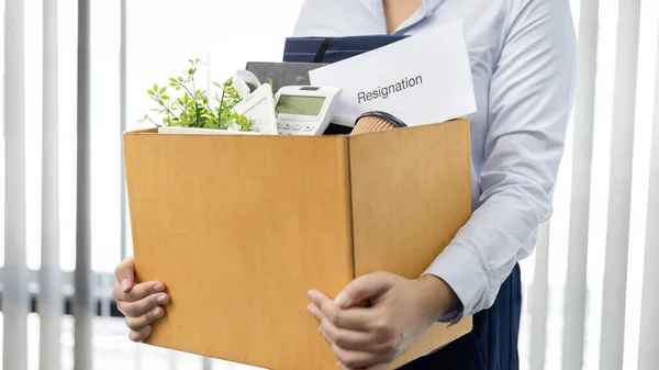 Donna Dipendente Presenta Sua Lettera Dimissioni Mette Sua Attrezzatura Lavoro — Foto Stock