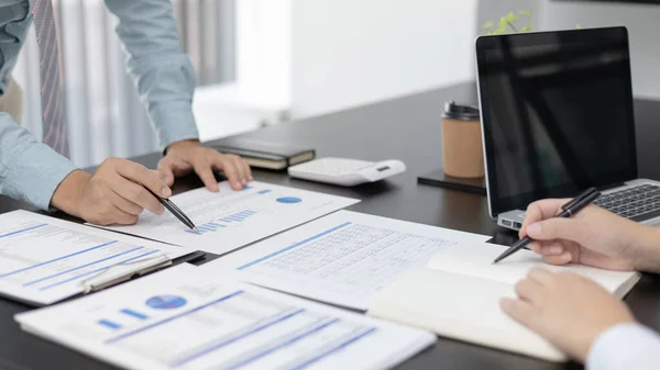 Brainstorm Team Marknadsförare Och Revisorer Diskuterar Och Analyserar Diagram För — Stockfoto