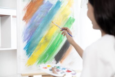 Ressam kadın ressam tuvalde, sanatçı stüdyosunun içinde, suluboya, çizim malzemeleri, resim ve yaratıcılık ile çizim, çizgilerle, sanatsal çalışmalarla, boya fırçasıyla,.