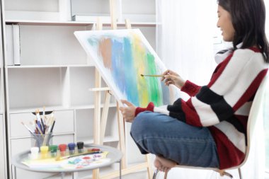 Ressam kadın ressam tuvalde, sanatçı stüdyosunun içinde, suluboya, çizim malzemeleri, resim ve yaratıcılık ile çizim, çizgilerle, sanatsal çalışmalarla, boya fırçasıyla,.