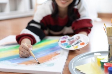 Ressam kadın ressam tuvalde, sanatçı stüdyosunun içinde, suluboya, çizim malzemeleri, resim ve yaratıcılık ile çizim, çizgilerle, sanatsal çalışmalarla, boya fırçasıyla,.