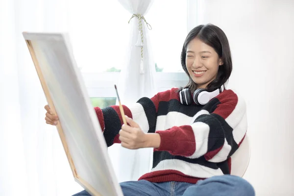 Female Artist Painting Canvas Artist Studio Interior Draw Watercolor Drawing — Zdjęcie stockowe