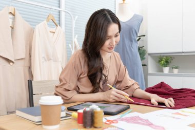 Profesyonel bayan tasarımcılar stüdyodaki gömleğin etrafında bir mezura kullanırlar, moda tasarımcısı, yaratıcılık ve fikirler, manken, tişört çizimi, renk düzeni, giysi aksesuarları..