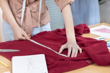 Profesyonel bayan tasarımcılar stüdyodaki gömleğin etrafında bir mezura kullanırlar, moda tasarımcısı, yaratıcılık ve fikirler, manken, tişört çizimi, renk düzeni, giysi aksesuarları..