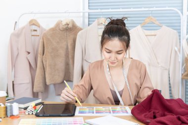 Profesyonel tasarımcılar bluz ve elbise, moda tasarımcısı, yaratıcılık ve fikirler, manken, tişört çizimi, renk şeması, giysi aksesuarları için renk şemaları seçiyorlar..