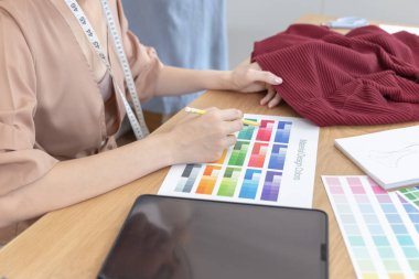 Profesyonel tasarımcılar bluz ve elbise, moda tasarımcısı, yaratıcılık ve fikirler, manken, tişört çizimi, renk şeması, giysi aksesuarları için renk şemaları seçiyorlar..