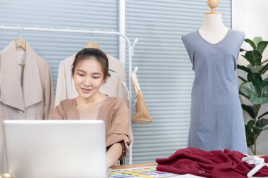 Moda tasarımcısı, yaratıcılık ve fikirler, manken, tişört çizimi, renk düzeni, giysi aksesuarları, serbest moda tasarımcısı, profesyonel kadın tasarımcı çizimleri..