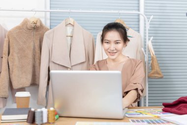 Moda tasarımcısı, yaratıcılık ve fikirler, manken, tişört çizimi, renk düzeni, giysi aksesuarları, serbest moda tasarımcısı, profesyonel kadın tasarımcı çizimleri..